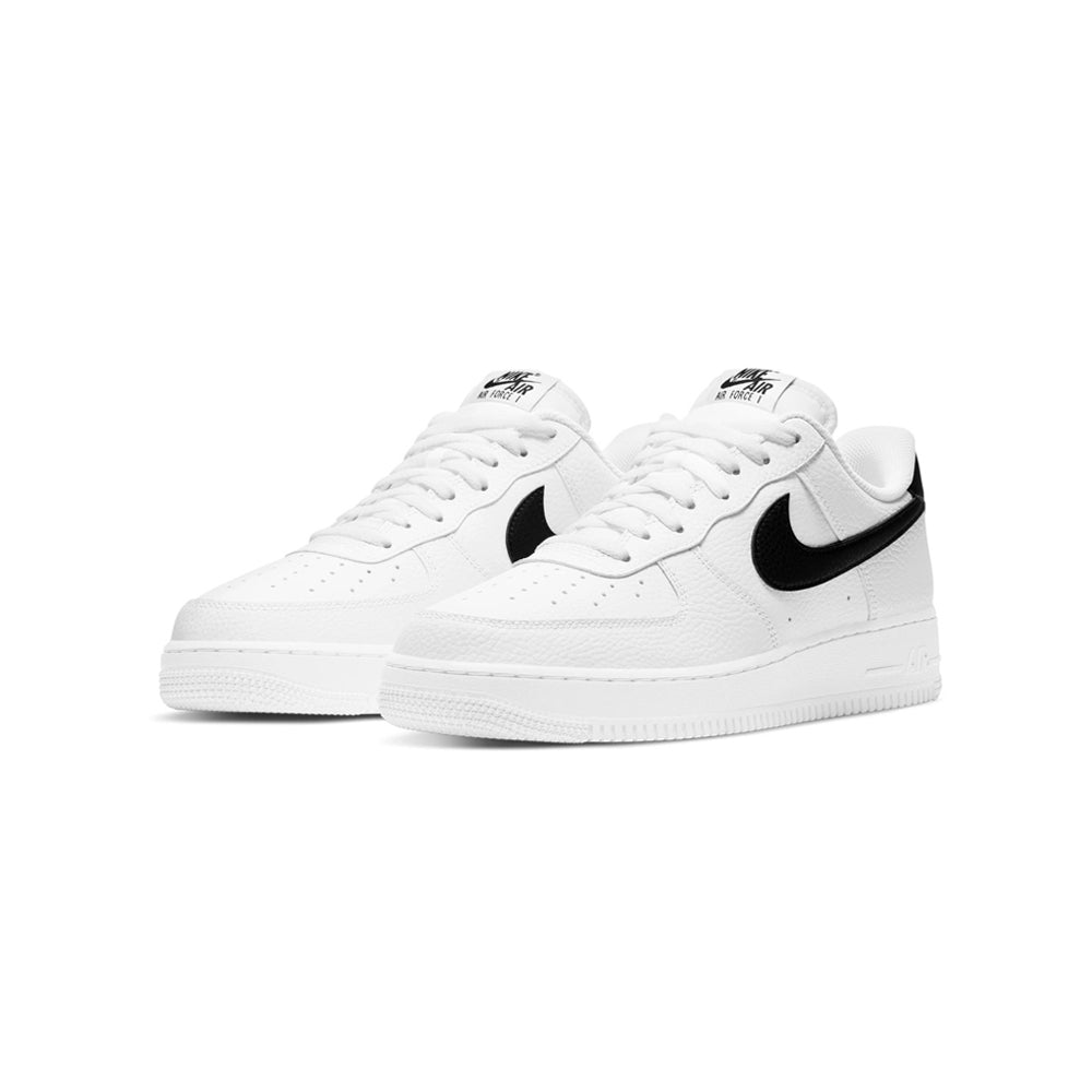 Basic black and white 2025 nikes